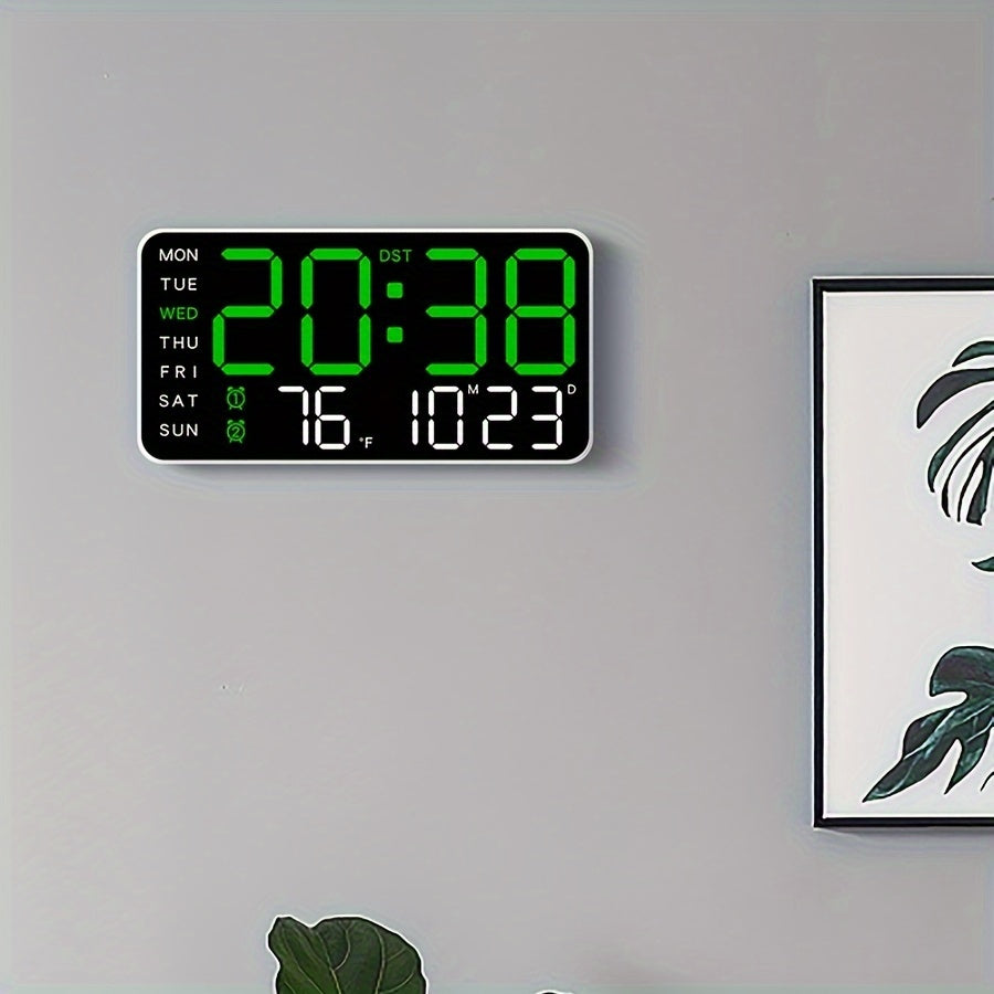 Multifunksjonell veggklokke med stort, lesbart LED-display for tid, temperatur og alarm. Moderne design.