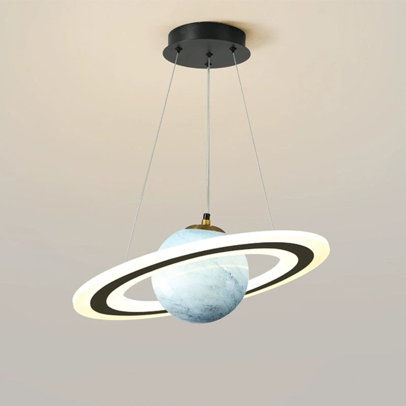 Elegant LED taklampe for stue, soverom eller spisestue; dimbar og moderne planetdesign.