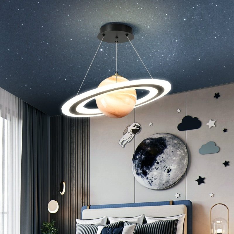 Energieffektiv dimbar LED hengelampe; moderne planetdesign lysarmatur for hjemmet.