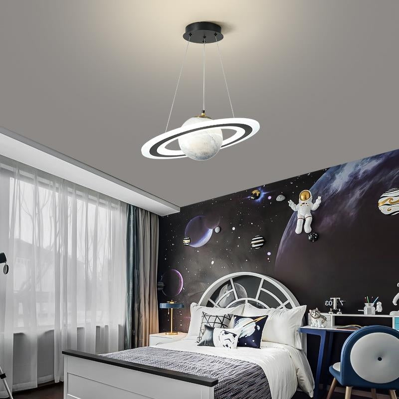 Dekorativ LED taklampe i moderne planetdesign, perfekt som spisestue eller stue lampe.