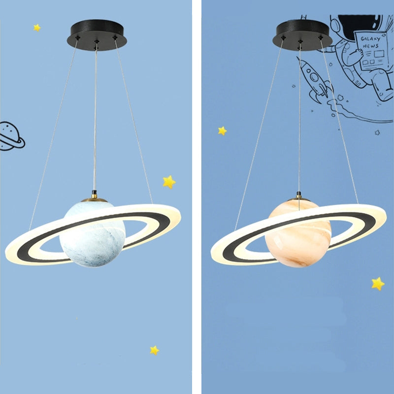 Moderne dimbar LED taklampe for kontor, stue eller soverom, med unikt planetdesign.