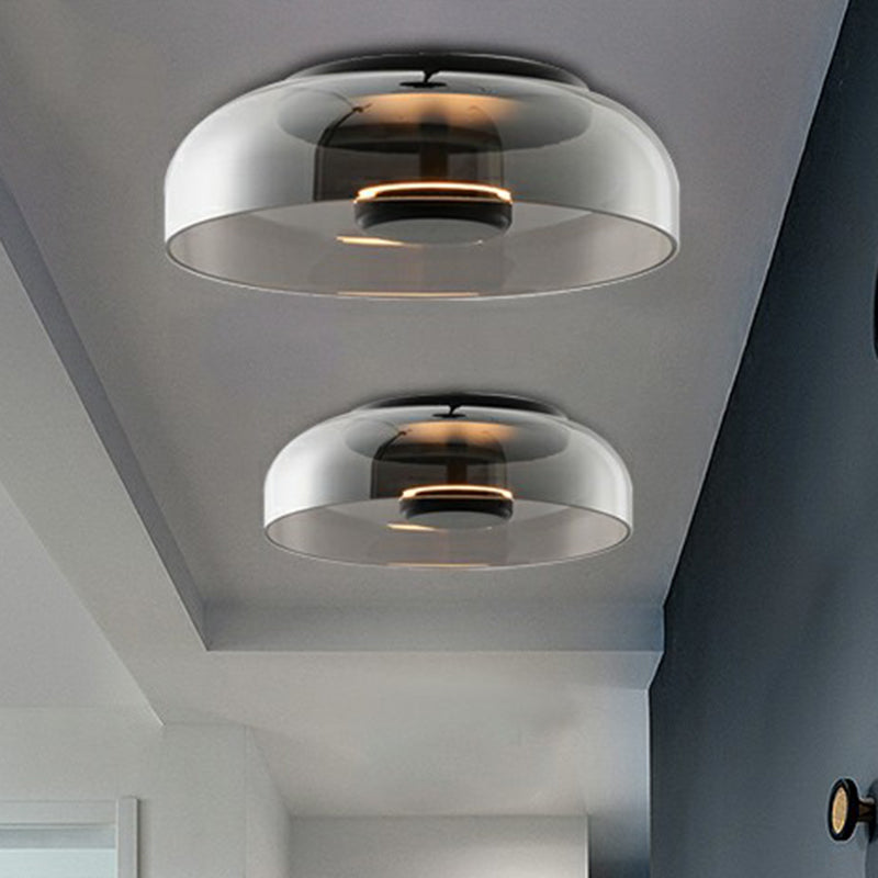 Nærbilde av moderne dimbar LED taklampe som gir energieffektiv og justerbar interiør belysning.