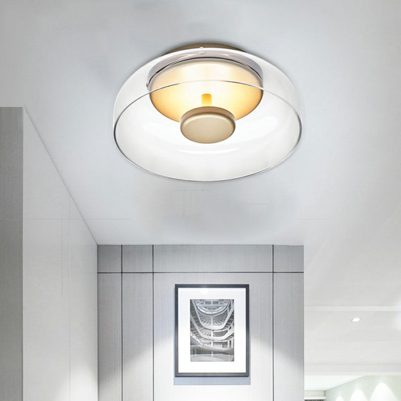 Elegant dimbar LED taklampe som skaper stemningsfull belysning i en stilren stue.