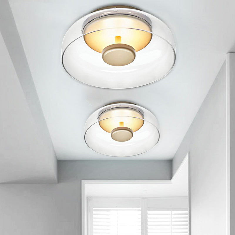 Stilren dimbar LED taklampe, ideell som soveromslampe eller moderne kjøkkenbelysning.