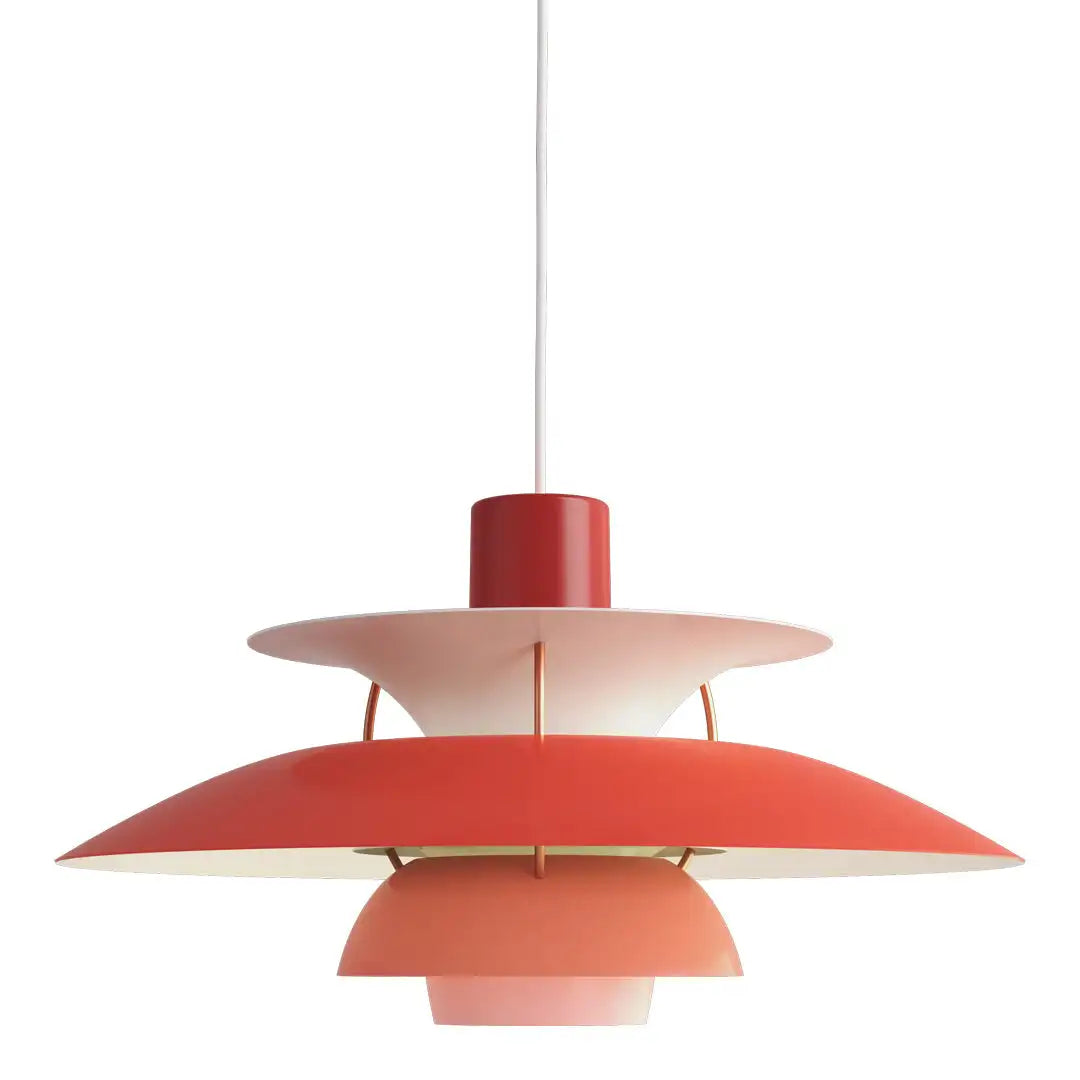 Installert rund dimbar LED-taklampe, lyser opp en moderne stue