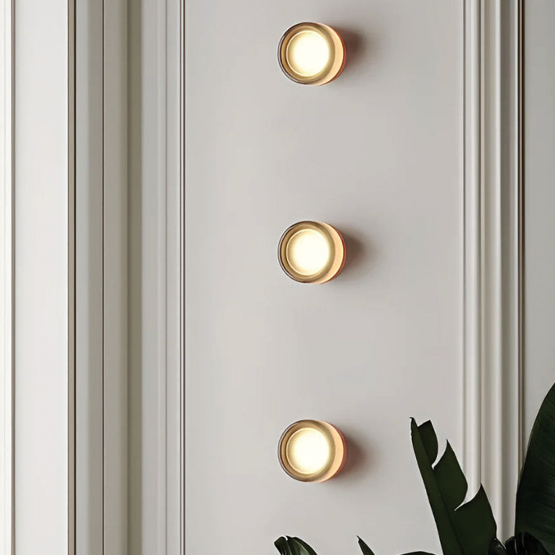 Stilig DimpleGlow vegglampe for soverom, gir moderne LED lys og forbedrer interiøret.