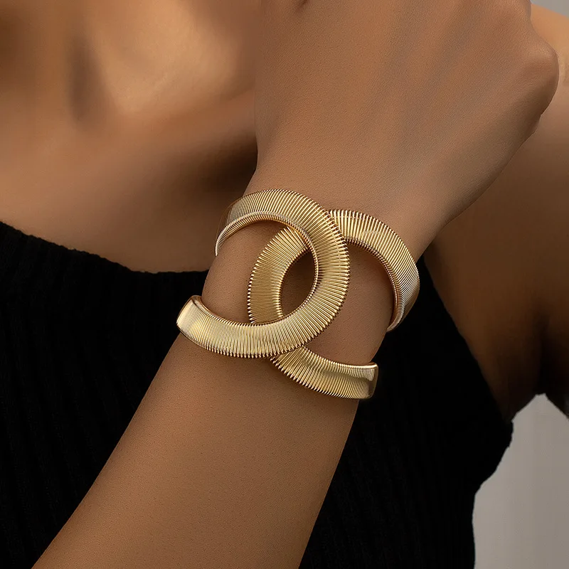 Moderne dobbelt dame armbånd i gulltone. Elegant og allsidig håndlaget smykke for fest eller hverdag.