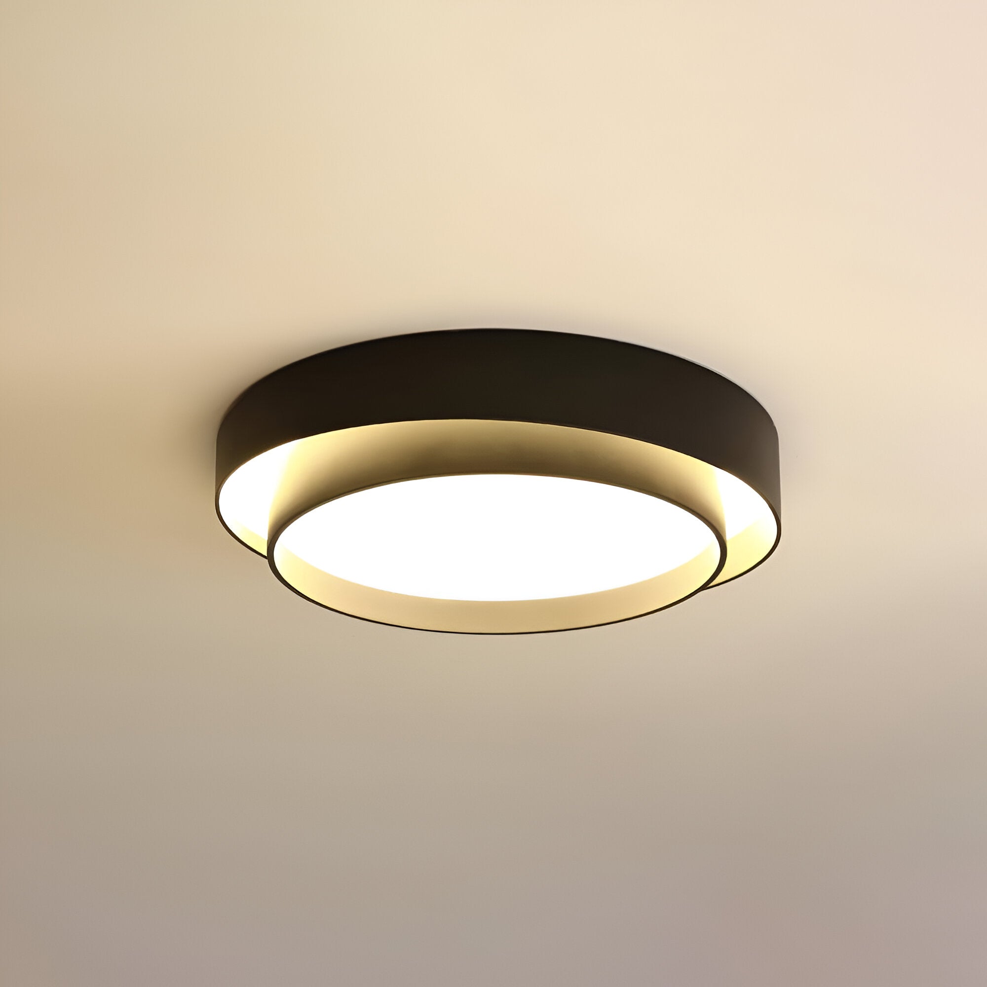 Elegant hvit LED taklampe, dobbeltlags sirkulær design, ideell for moderne stuebelysning.