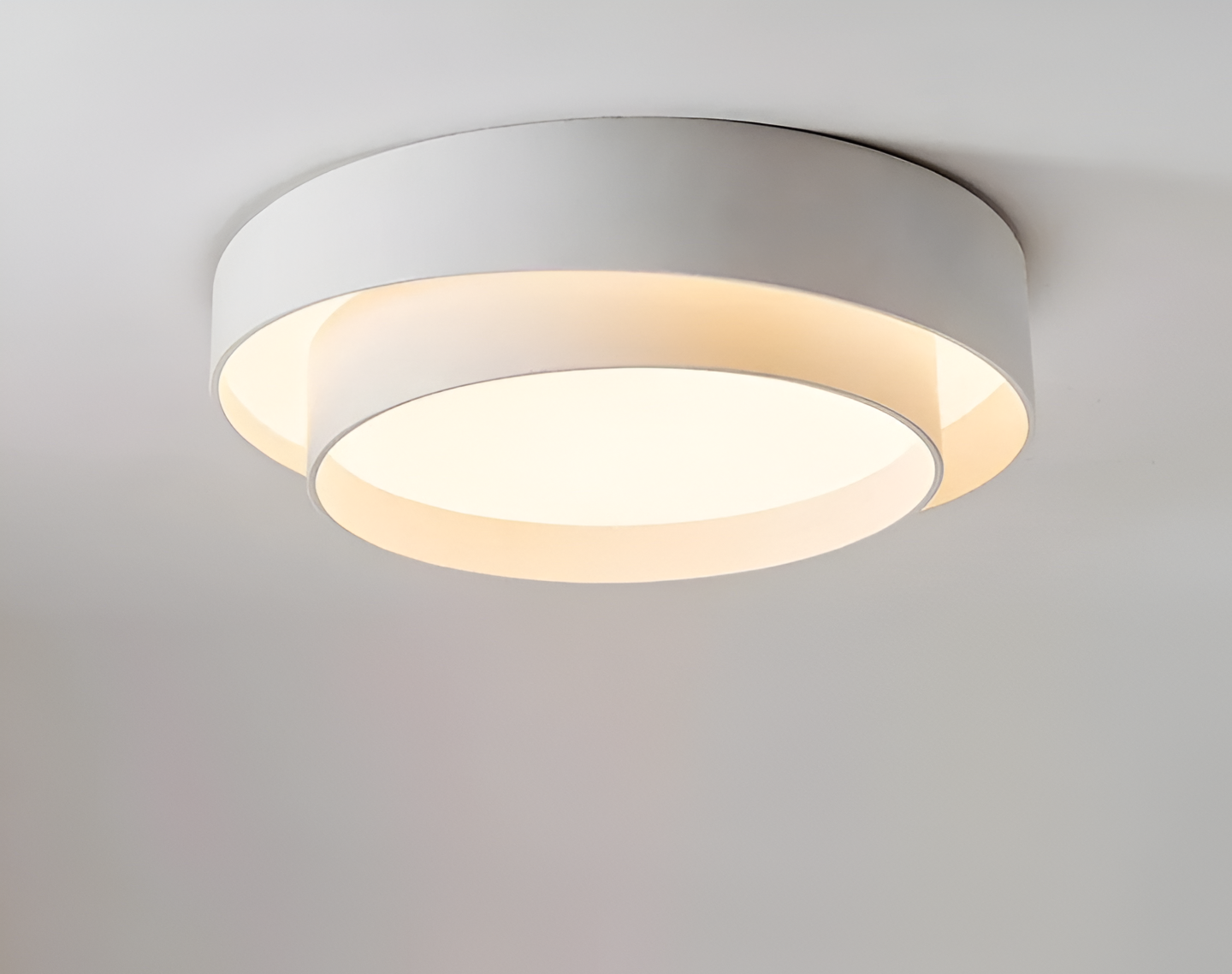 Detaljert bilde av sirkulær LED taklampe, fremhever det moderne dobbeltlagsdesignet og finish.