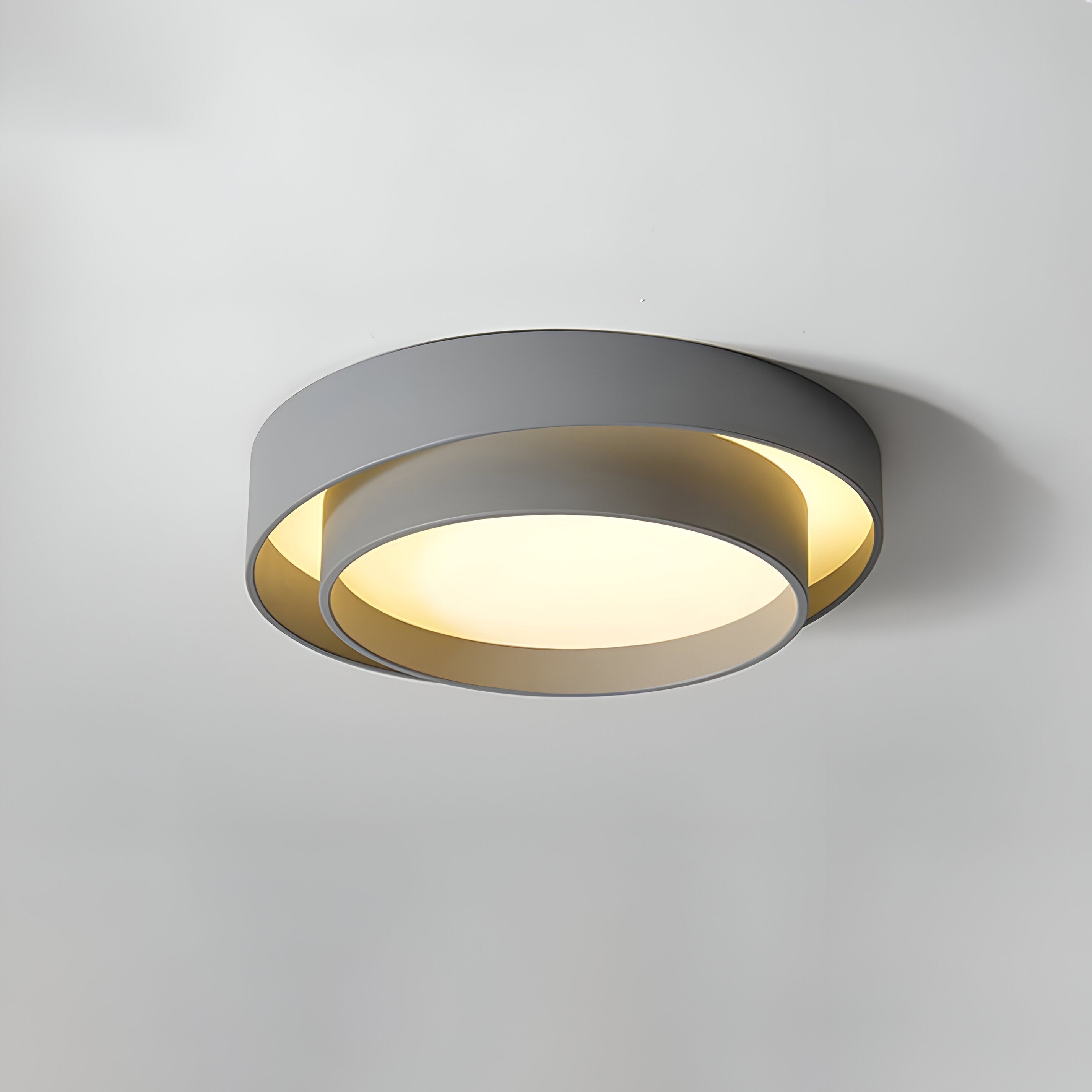 Enkel og moderne LED taklampe, sirkulær med dobbeltlag, gir effektiv og stilig rombelysning.