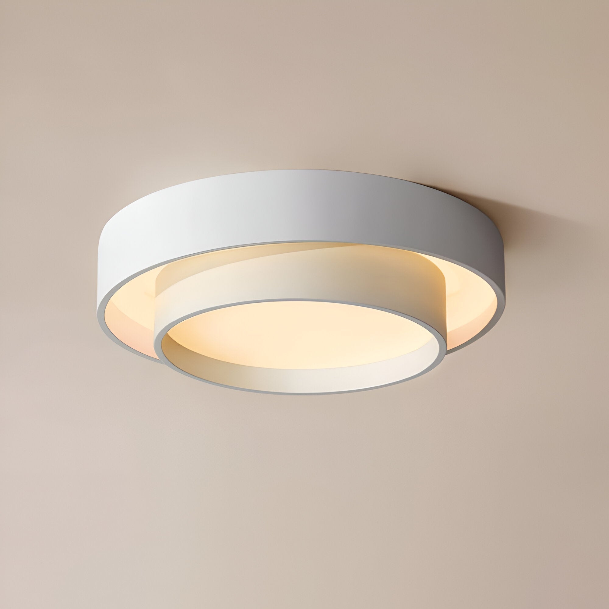 Hvit, moderne LED taklampe med sirkulært dobbeltlag, ideell for stilig belysning i ethvert rom.