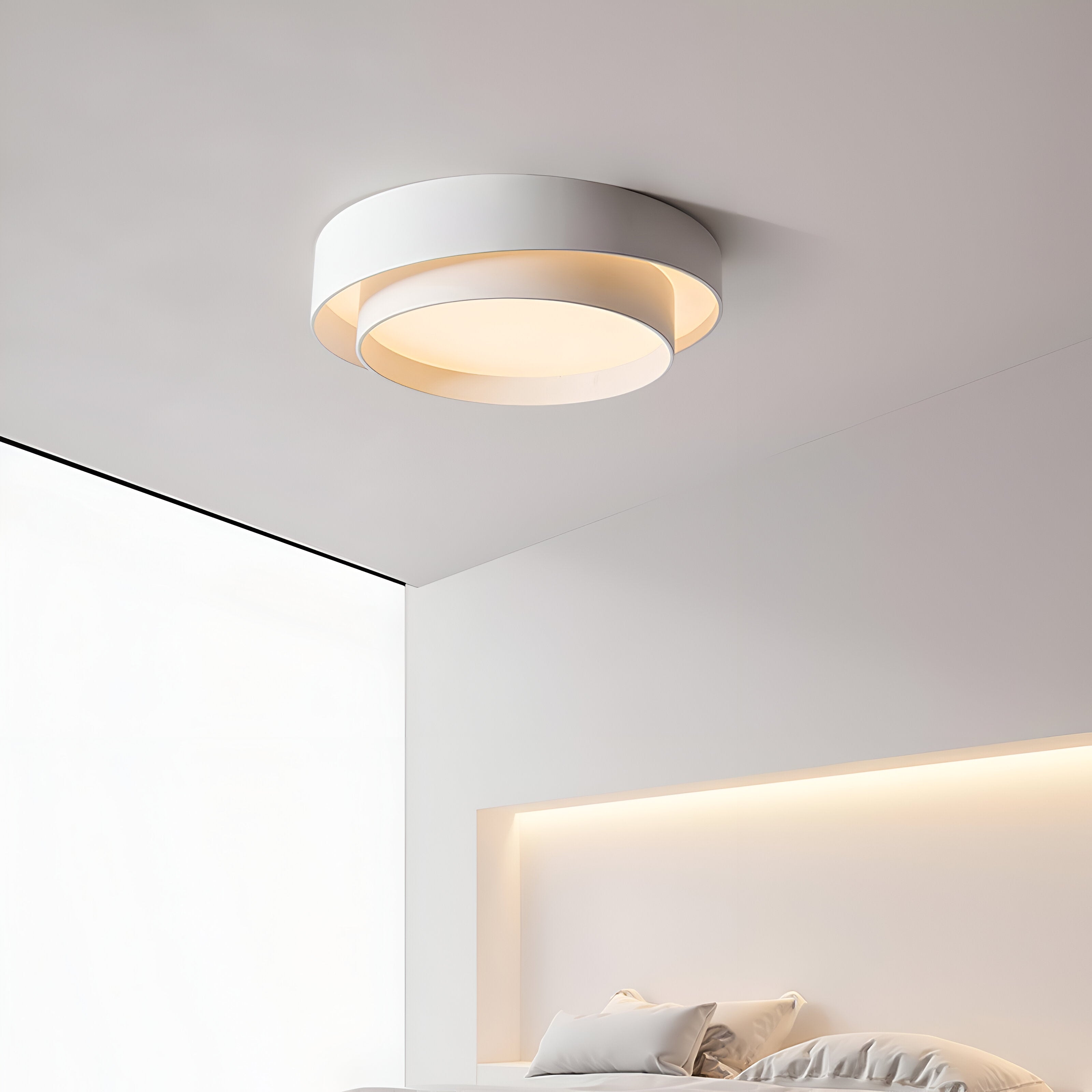 Installert moderne dimbar LED taklampe; energieffektiv sirkulær belysning for soverommet.