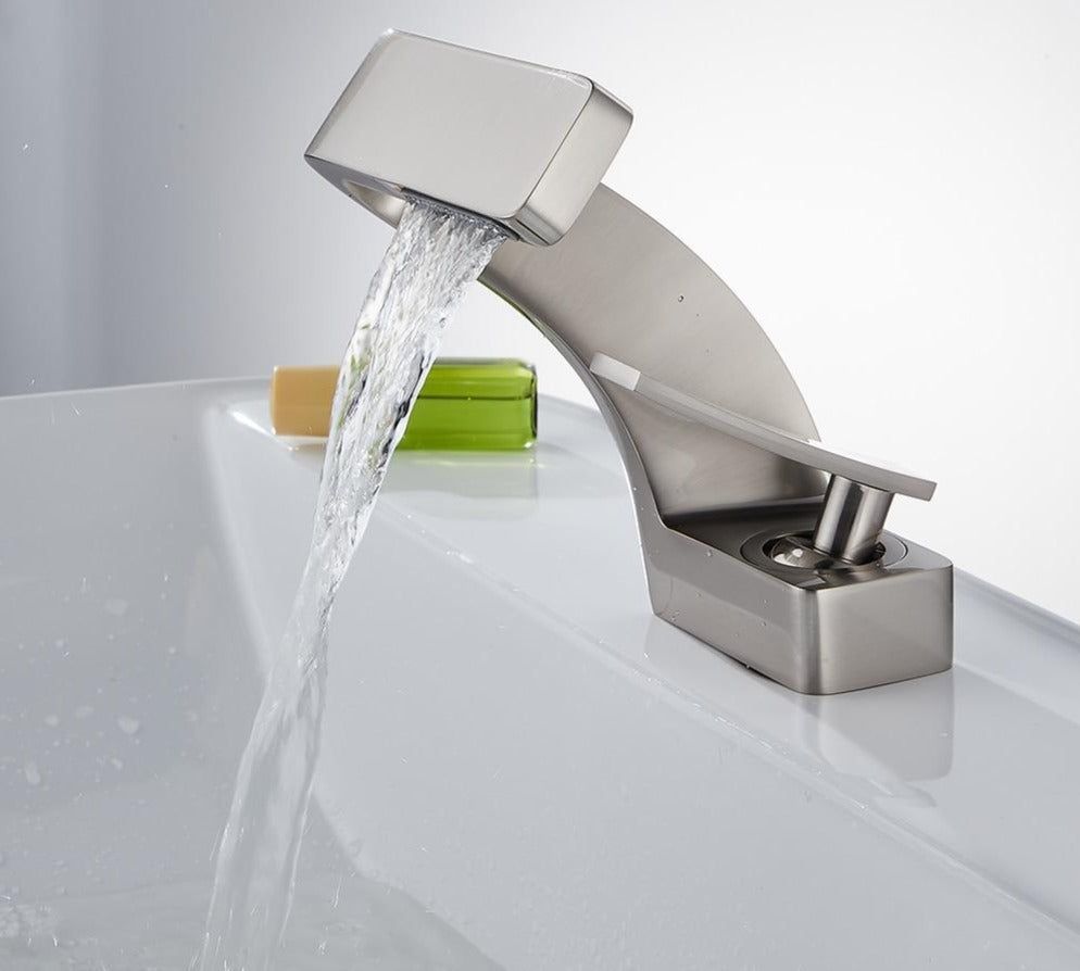 Kromfarget moderne kran med elegant buet design, ideell som vaskekran for et stilrent bad.