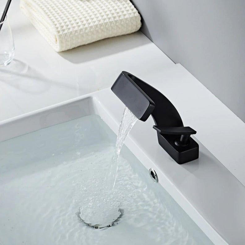 Oversiktsbilde av moderne kjøkkenkran med slank profil og brukervennlig ettgrepshåndtak. Enkel montering.