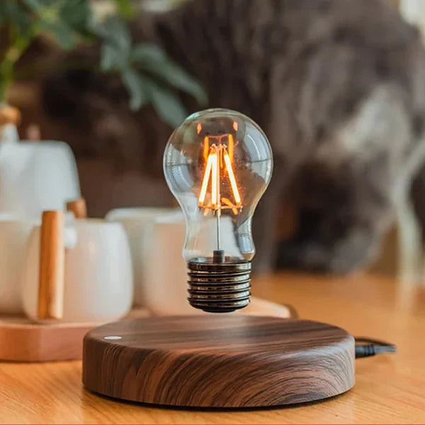 Unik leviterende lampe med valnøttbase. En futuristisk og dekorativ lyskilde for moderne hjemmeinnredning.