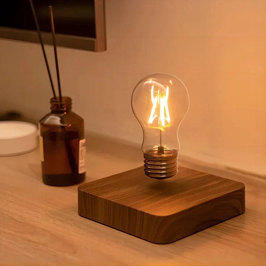 Elegant designlampe: flytende lyspære på solid valnøttbase. Gir stemningsfull og moderne belysning.