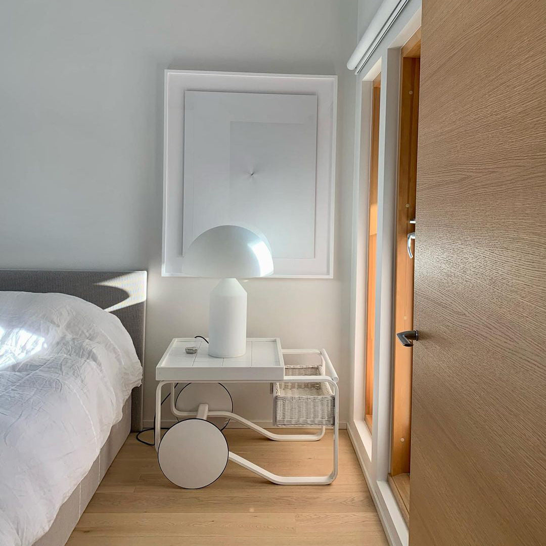 Dekorativ geometrisk bordlampe som lyskilde, en moderne designlampe for hjem og kontor.