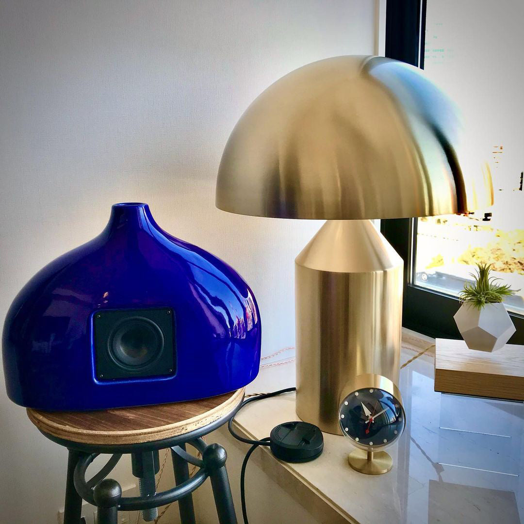 Stilren og minimalistisk geometrisk bordlampe, moderne LED-kompatibel lyskilde for interiør.