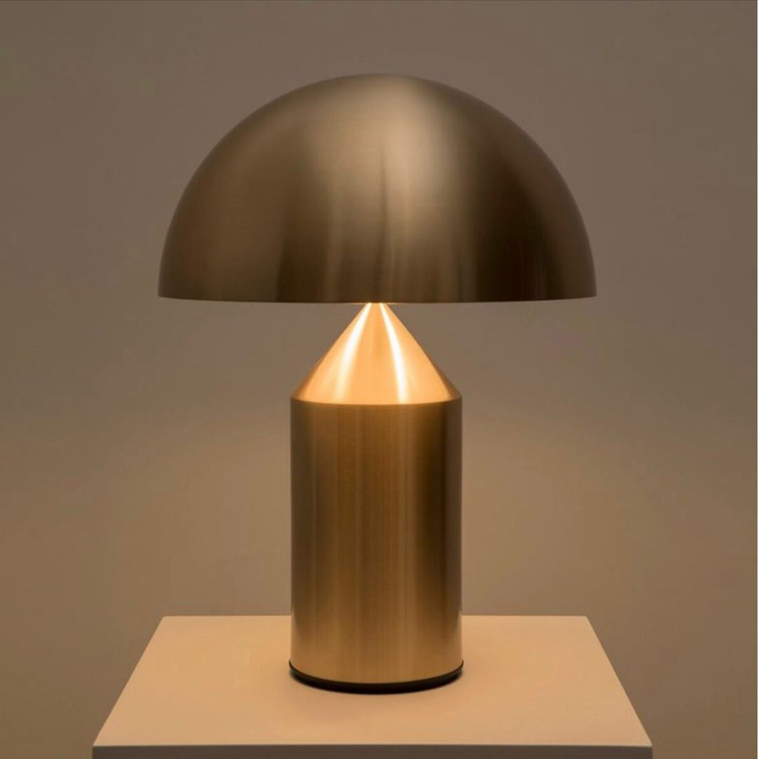 Elegant bordlampe med geometrisk design for stue, gir varm og dekorativ belysning.
