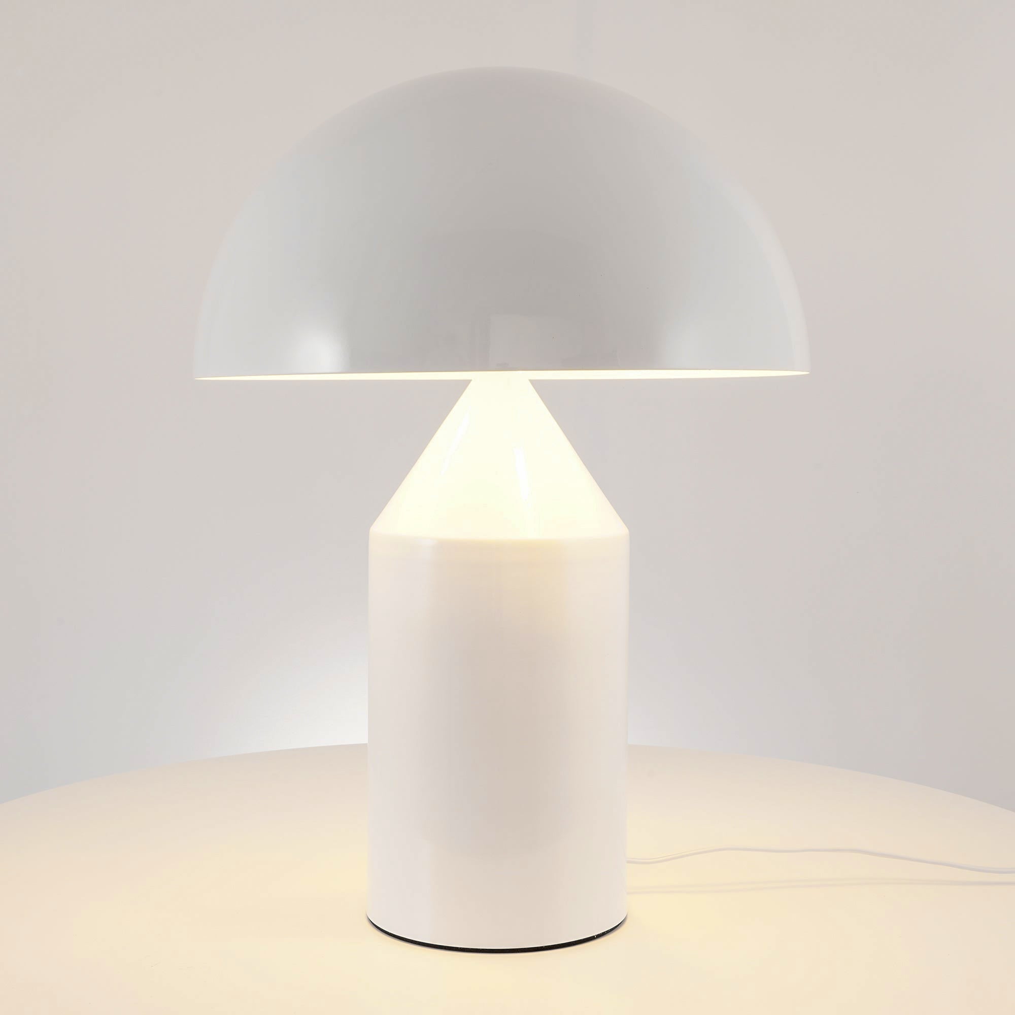Stilren geometrisk bordlampe ideell for kontor, moderne og funksjonell LED-kompatibel belysning.
