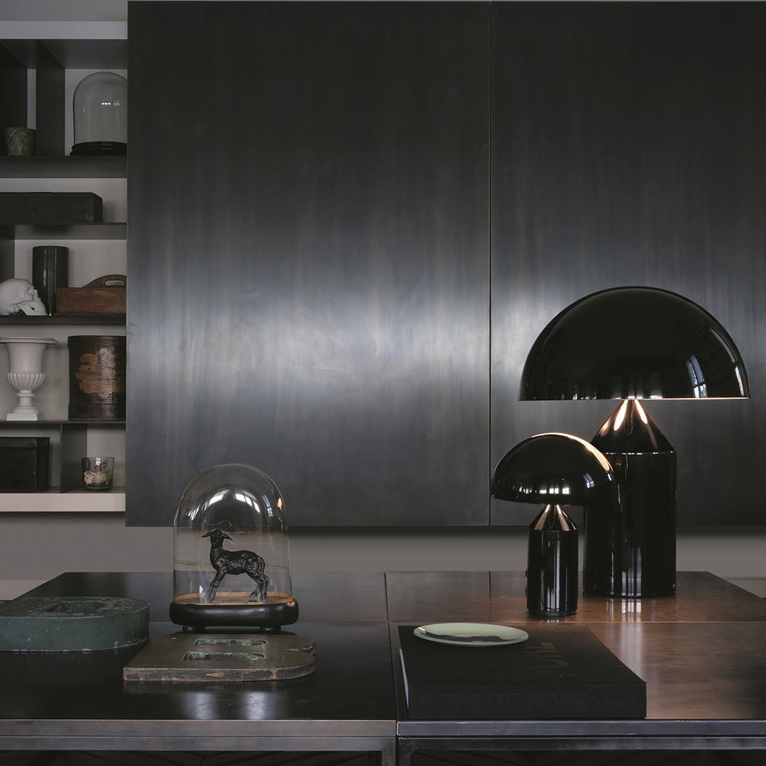 Elegant bordlampe med geometrisk form, gir myk og moderne belysning til ditt interiør.