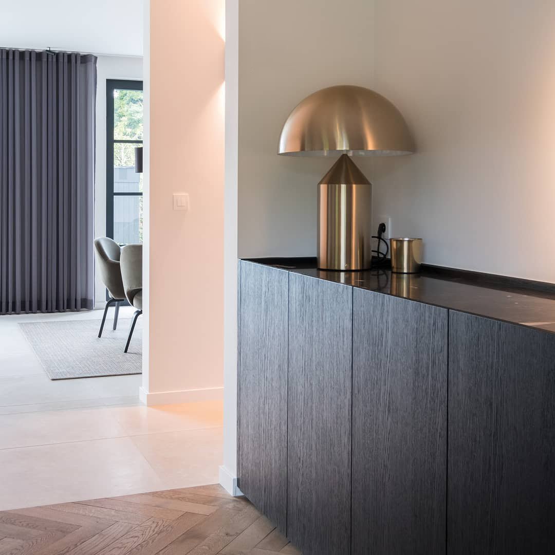 Moderne bordlampe med skarpe geometriske linjer, perfekt for et stilrent og oppdatert utseende.
