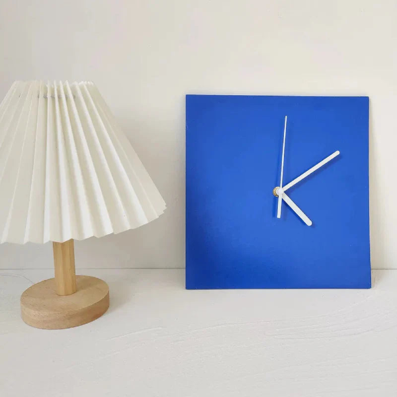 Koboltblå geometrisk veggklokke med minimalistisk design. Perfekt for moderne interiør og hjemmedekor.