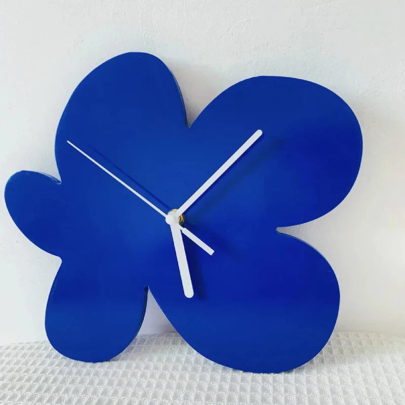 Kunstnerisk og minimalistisk veggklokke. Geometrisk design i dyp koboltblå farge for et stilrent hjem.