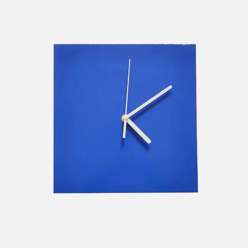 Elegant geometrisk veggklokke i dyp koboltblå. Stille bevegelse for et rolig og stilrent hjem.