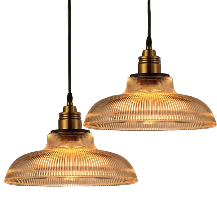 Moderne glass hengelampe i stue med varmt stemningslys, elegant interiør design for hjemmet.