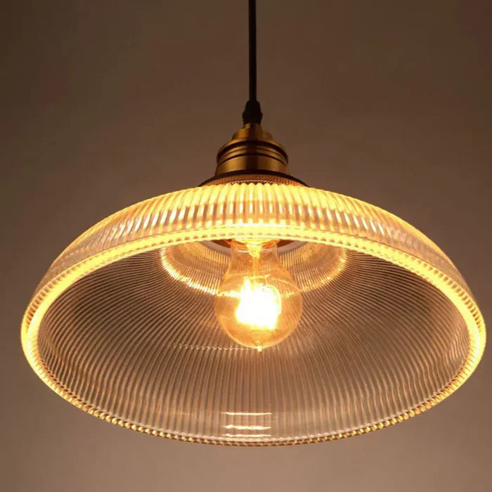 Design hengelampe i glass, moderne og minimalistisk stil, ideell for elegant stue eller hall.
