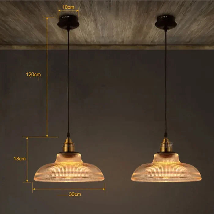 Elegant glass hengelampe, moderne belysning som løfter interiøret, perfekt dekorasjon for et sofistikert hjem.
