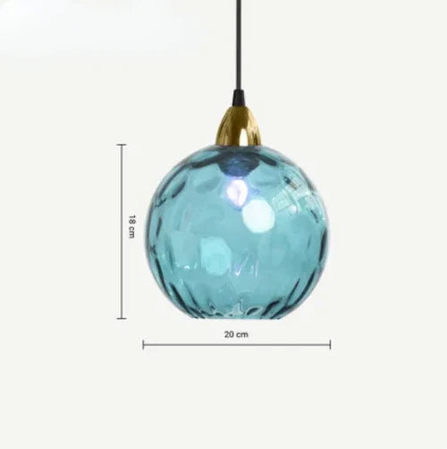 Glasskule taklampe, moderne design, ideell for stuebelysning og dekorativt interiør.