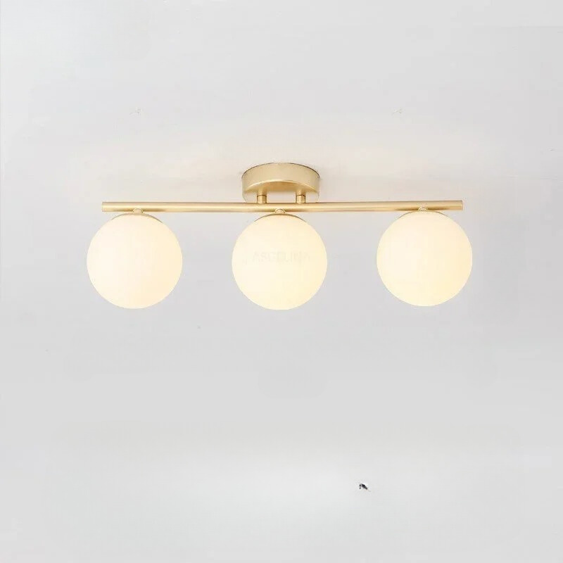 Elegant glasskulelampe, moderne design, taklampe med svarte og gullfargede detaljer for soverom.