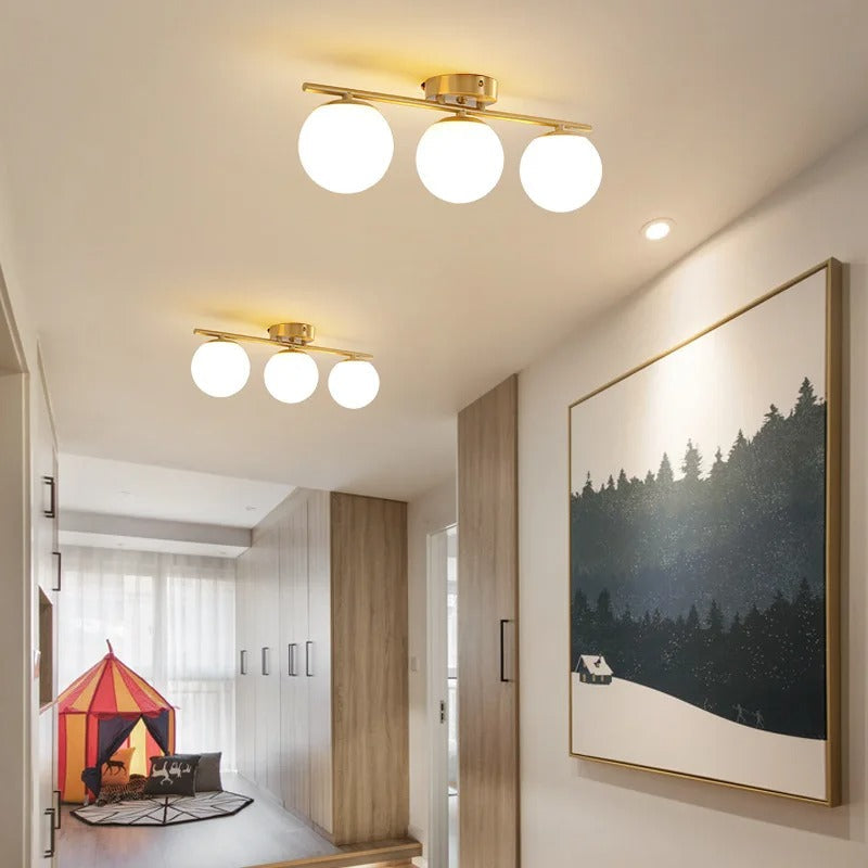 Stilren designlampe: minimalistisk glasskule taklampe med svarte detaljer, ideell stuebelysning.