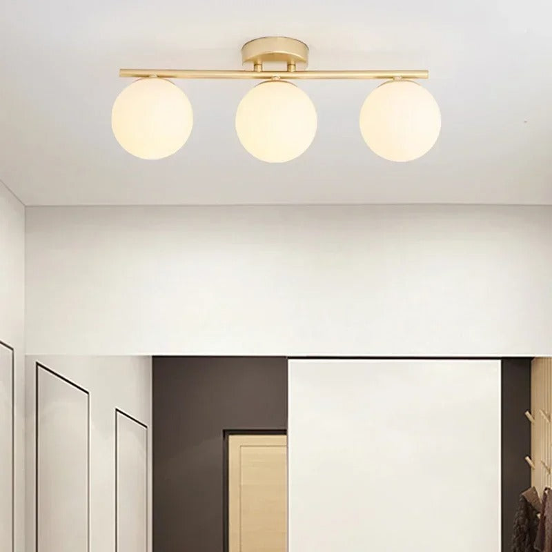 Gullfarget LED glasskule taklampe, moderne interiør, belysning for stue og soverom.