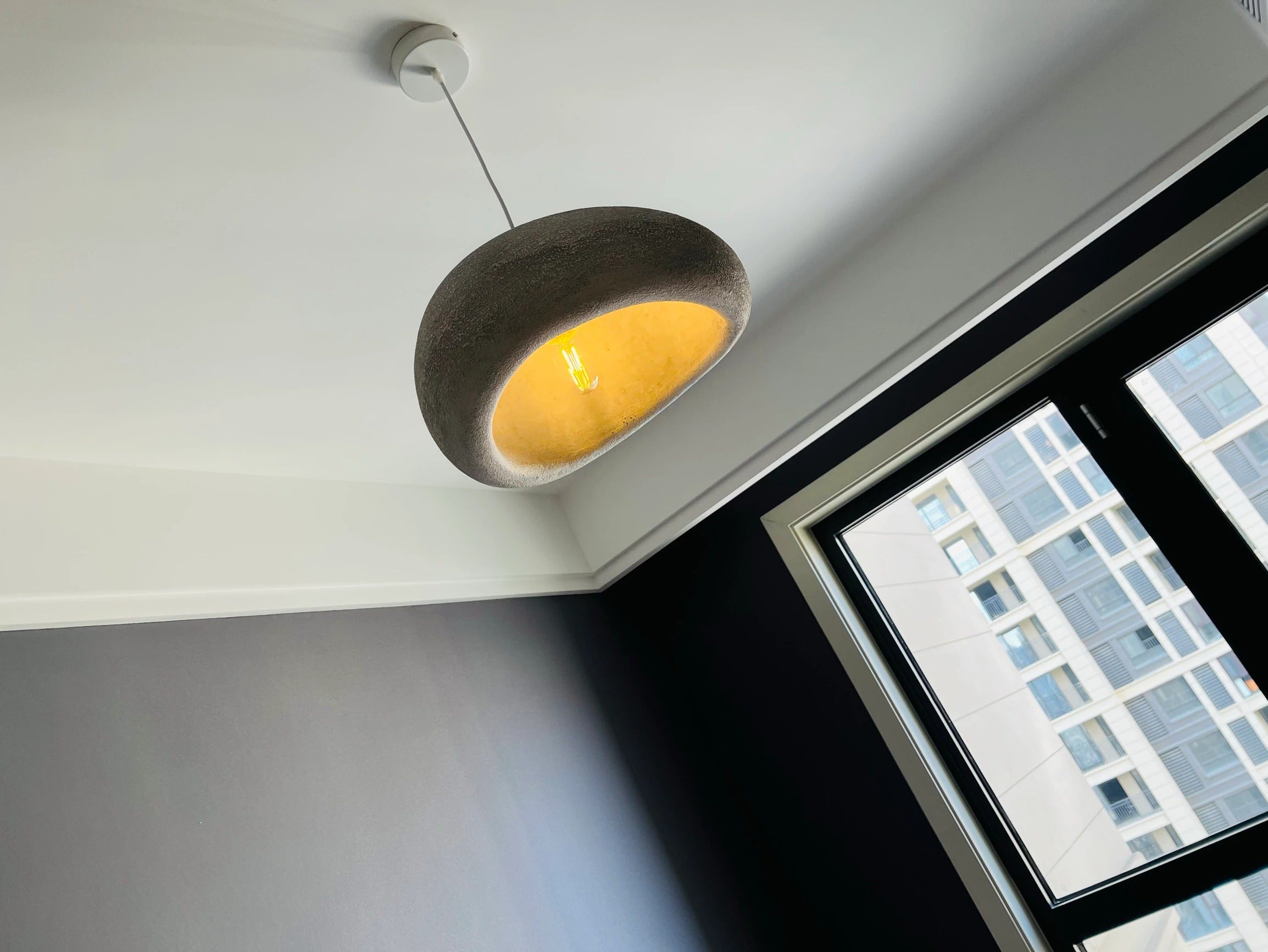 Elegant pendellampe i hvit, passer i stue. En moderne taklampe for pen belysning.