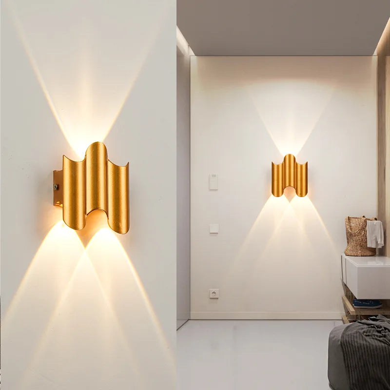 Minimalistisk designlampe i gull. Stilren LED-vegglampe for moderne innredning i hjem og kontor.