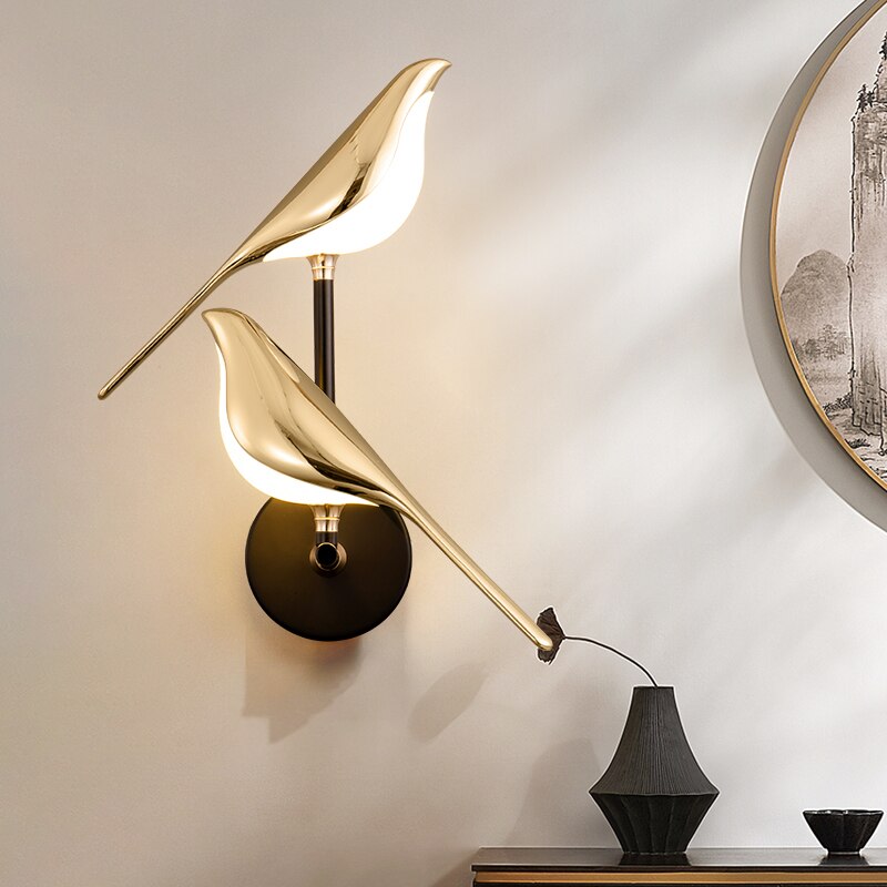 Dekorativ LED-vegglampe i gull skaper stemningsfull innendørs belysning.