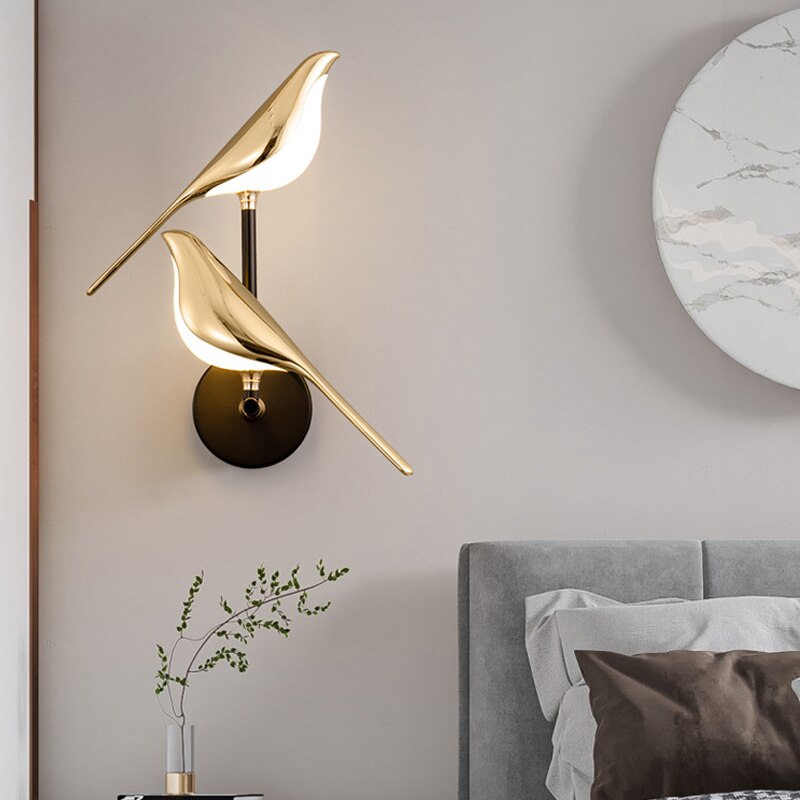 Moderne design LED vegglampe med varmt lys for stilfull innendørs belysning.