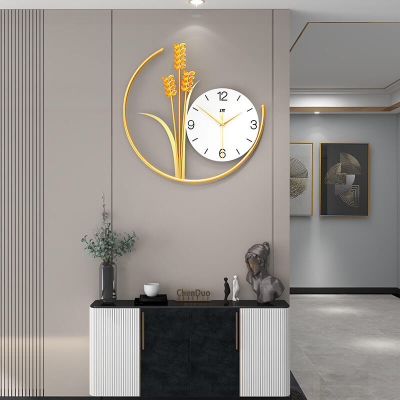 Stilig gullfarget rund veggklokke med unikt design for moderne interiør. Batteridrevet.