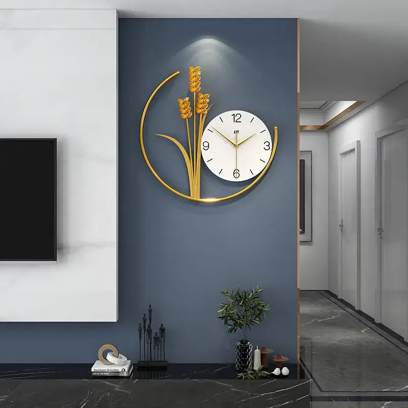 Detalj av moderne veggklokke i gull med unikt design. Elegant tidviser og hjemmedekor.