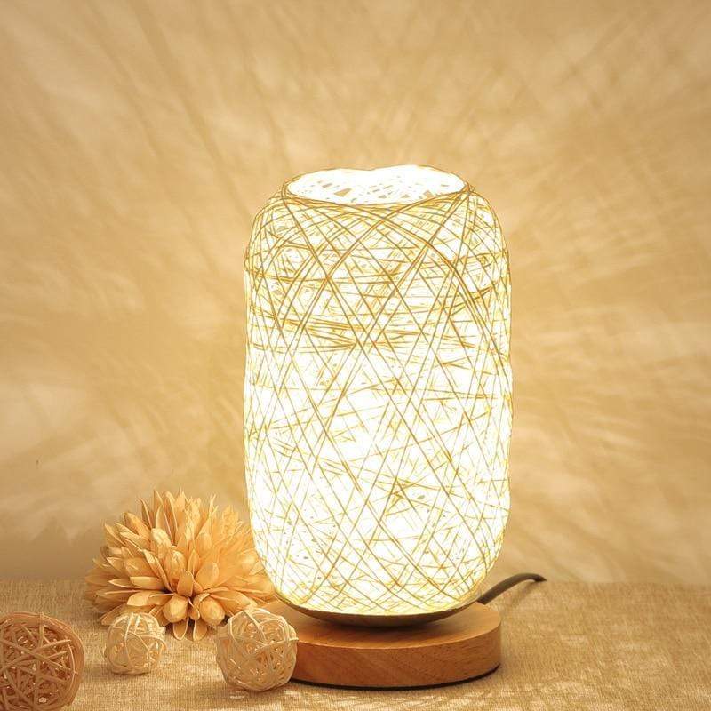 Unik håndvevd bordlampe, ideell som nattlampe. Skaper varm og dekorativ belysning for en koselig atmosfære.