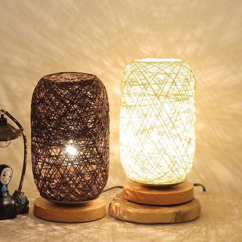Elegant bordlampe med håndvevd design. Gir energibesparende og stemningsfull belysning for soverommet.