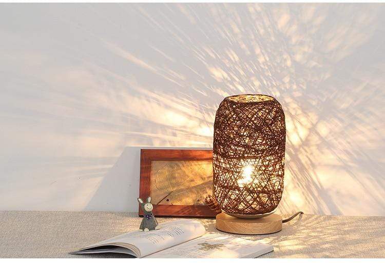 Moderne håndvevd bordlampe i en stue. Denne dekorative nattlampen gir myk og innbydende stemningsbelysning.