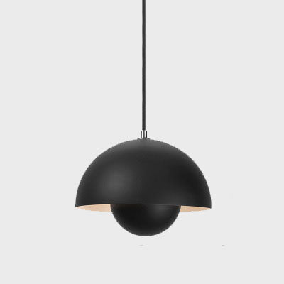 Pendellampe i halvsirkelform, perfekt som kjøkkenlampe eller over spisebordet.