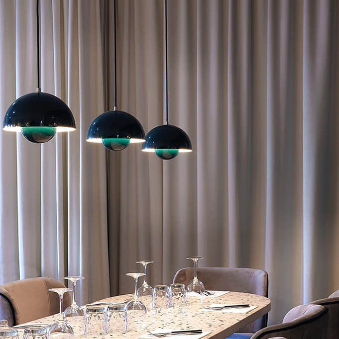 Justerbar halvsirkel pendellampe for moderne belysning, med E27-sokkel.