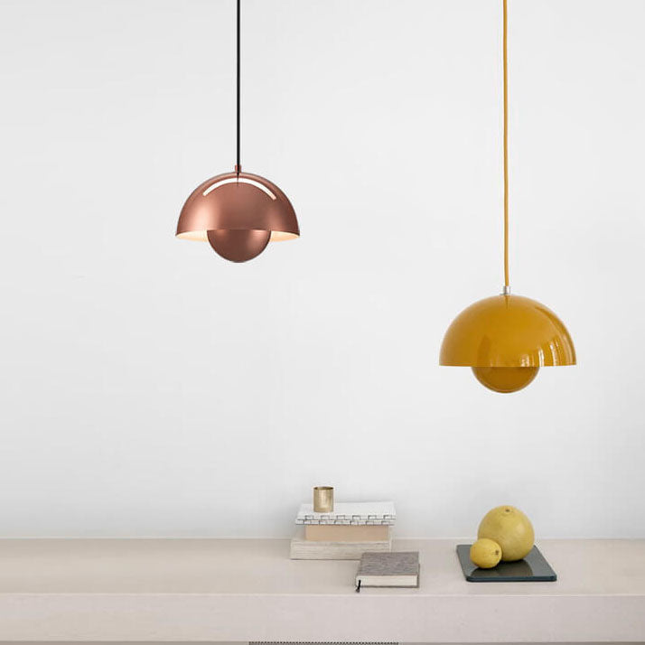 Moderne belysning: elegant halvsirkel pendellampe for spisestue og kjøkken.