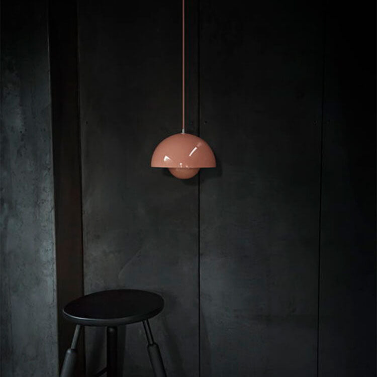 Halvsirkel taklampe som gir stemningslys, moderne og stilfull interiørdesign.