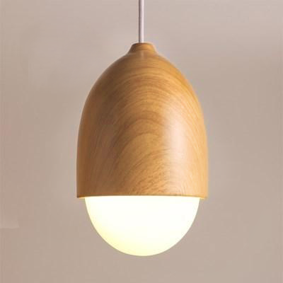 Nærbilde av moderne hengende lampe i treimitasjon. Detaljer av stilig design for innendørs belysning.